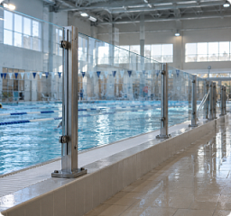 Монолитный поликарбонат — защита для бассейна